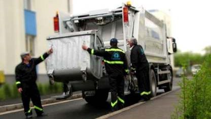 Amenzi usturătoare pentru șoferii care nu mută mașinile de pe străzile unde intră salubrizarea