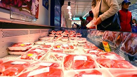 Carnea de porc s-ar putea ieftini ca urmare a importurilor din Ungaria, unde TVA a scăzut la 5%