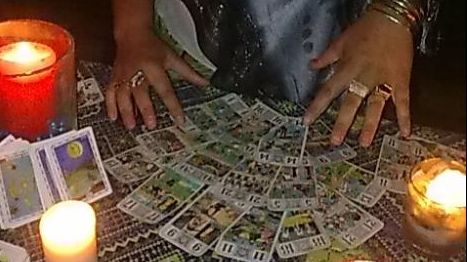 Avea o mie de euro în geantă şi a fost abordată de mai multe ghicitoare. Cum a ajuns femeia? 