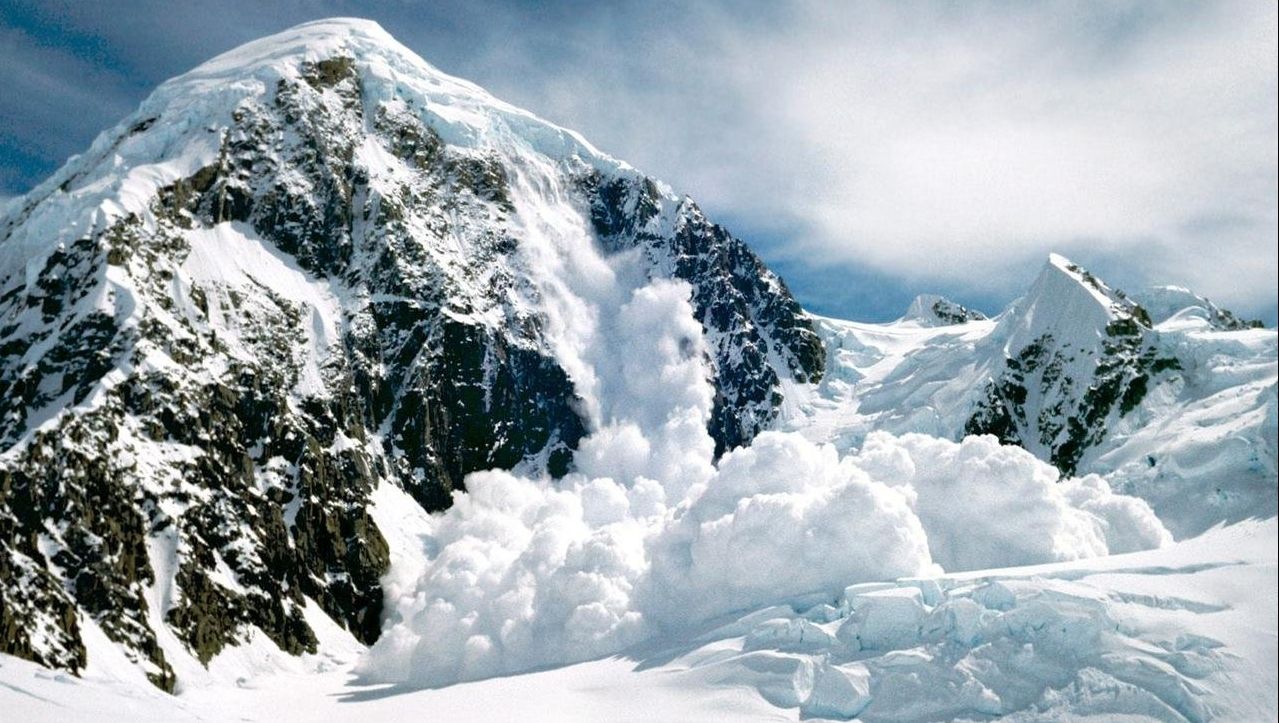 Un turist cu parapanta a dispărut în staţiunea Voineasa 