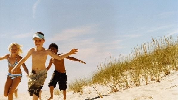 Soarele este principala noastră sursă de vitamina D, care ajută la absorbţia calciului, însă expunerea la soare trebuie să fie moderată