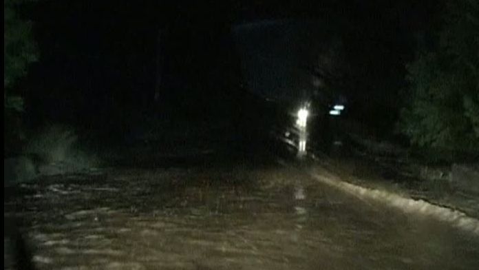 Vâlcea: DN 7 A, blocat din cauza aluviunilor de pe şosea