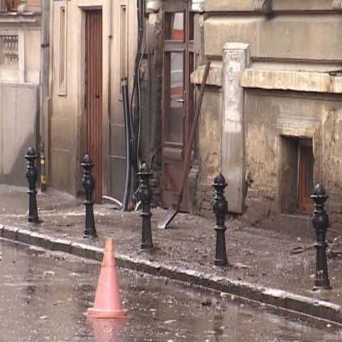 Clădire în stare avansată de degradare - imagine cu notă sugestivă