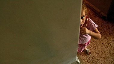 Gemenele găsite într-o scară de bloc din Sectorul 6, date în plasament unui asistent maternal