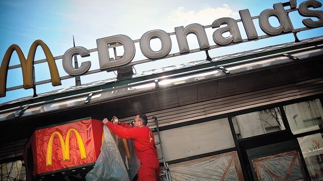 McDonald's închide restaurantele din Crimeea, iar angajaţii pot opta pentru relocarea în Ucraina