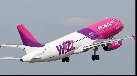 Panică într-un avion low cost care a aterizat la Timişoara. 3 persoane, imobilizate de pasageri