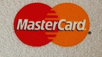 MasterCard, în vizorul Comisiei Europene. Compania, acuzată că umflă costurile plăţilor cu cardul