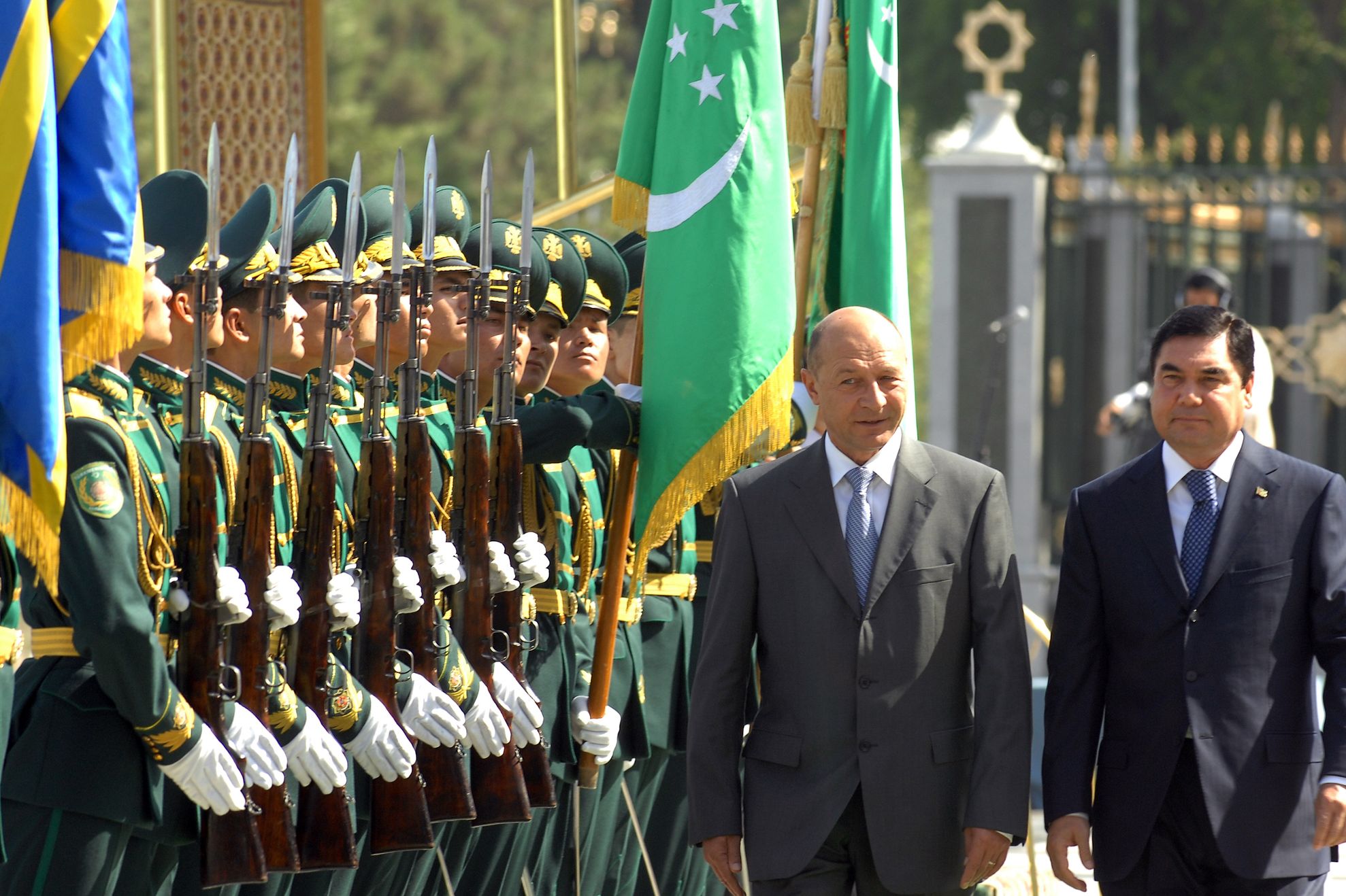 Dictatorul pe care întreaga lume îl iubeşte. Călătorie într-o ţară bizară