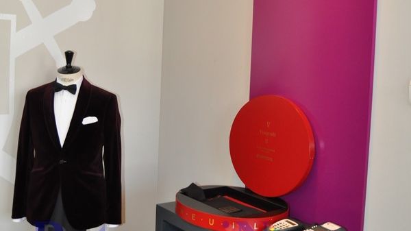 Cât costă cel mai scump costum produs în România şi cine îl poartă