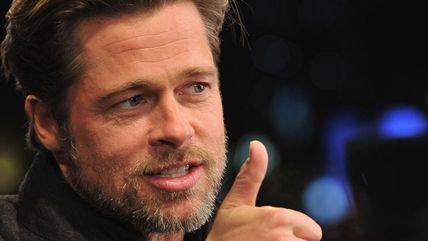 Brad Pitt, lovit în faţă de un bărbat