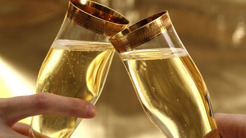 Ce se întâmplă în corpul tău după ce bei şampanie şi de ce este bine să bei?