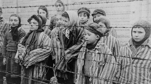 Senat: PEDEAPSĂ SERIOASĂ pentru persoanele care minimalizează în public HOLOCAUSTUL