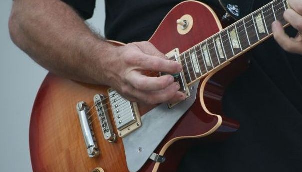 Suma fabuloasă plătită de un chitarist pentru a-şi transporta chitara în avion, la "business class"