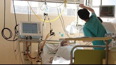 Infirmieră, arestată. Profita de starea de handicap a pacientelor şi le trimitea să le prostitueze