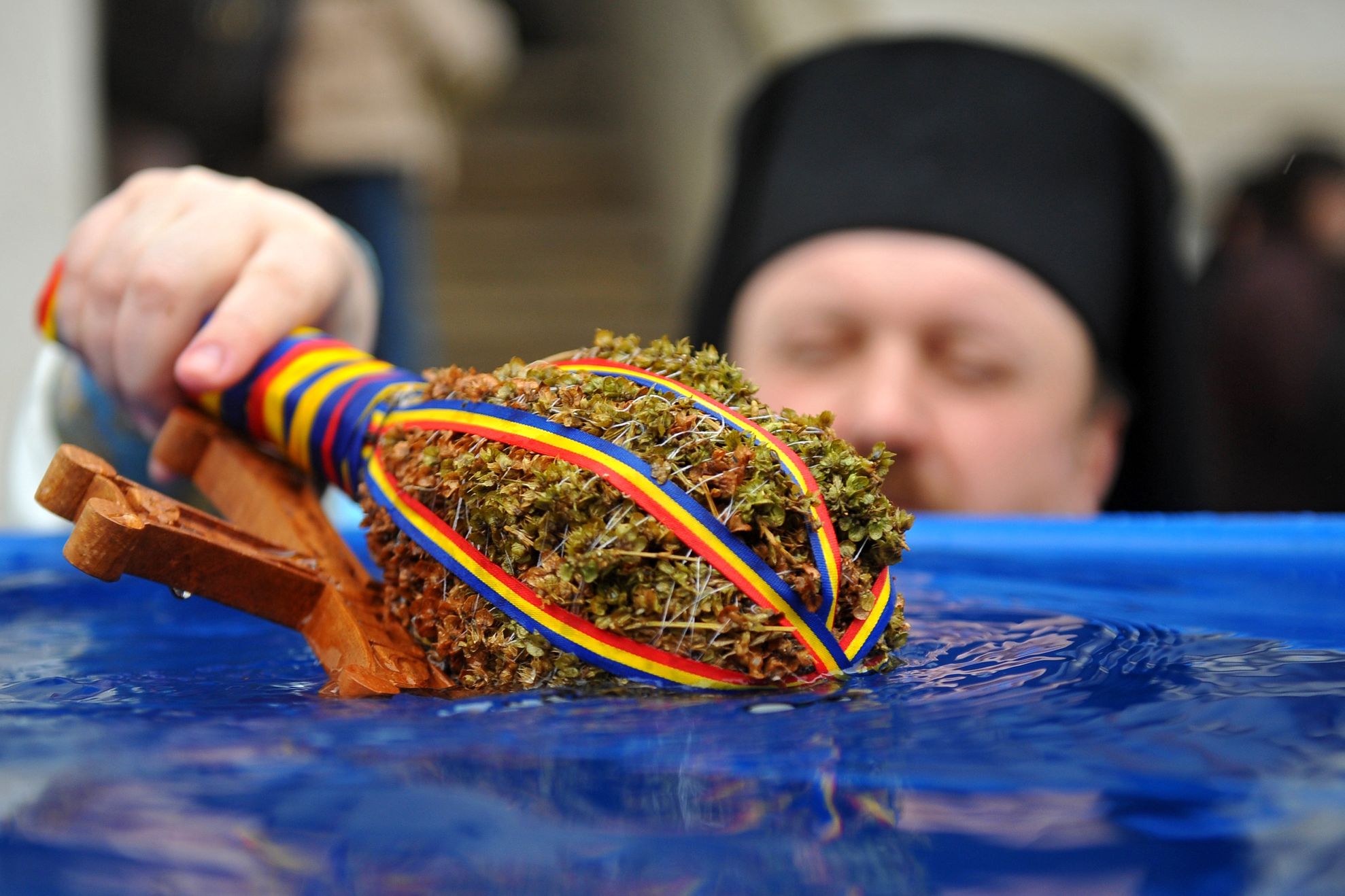 BOBOTEAZĂ. Lipsa zăpezii schimbă obiceiurile la Schitul Straja