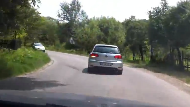 Cel mai prost şofer din România: semnalizează toate curbele VIDEO