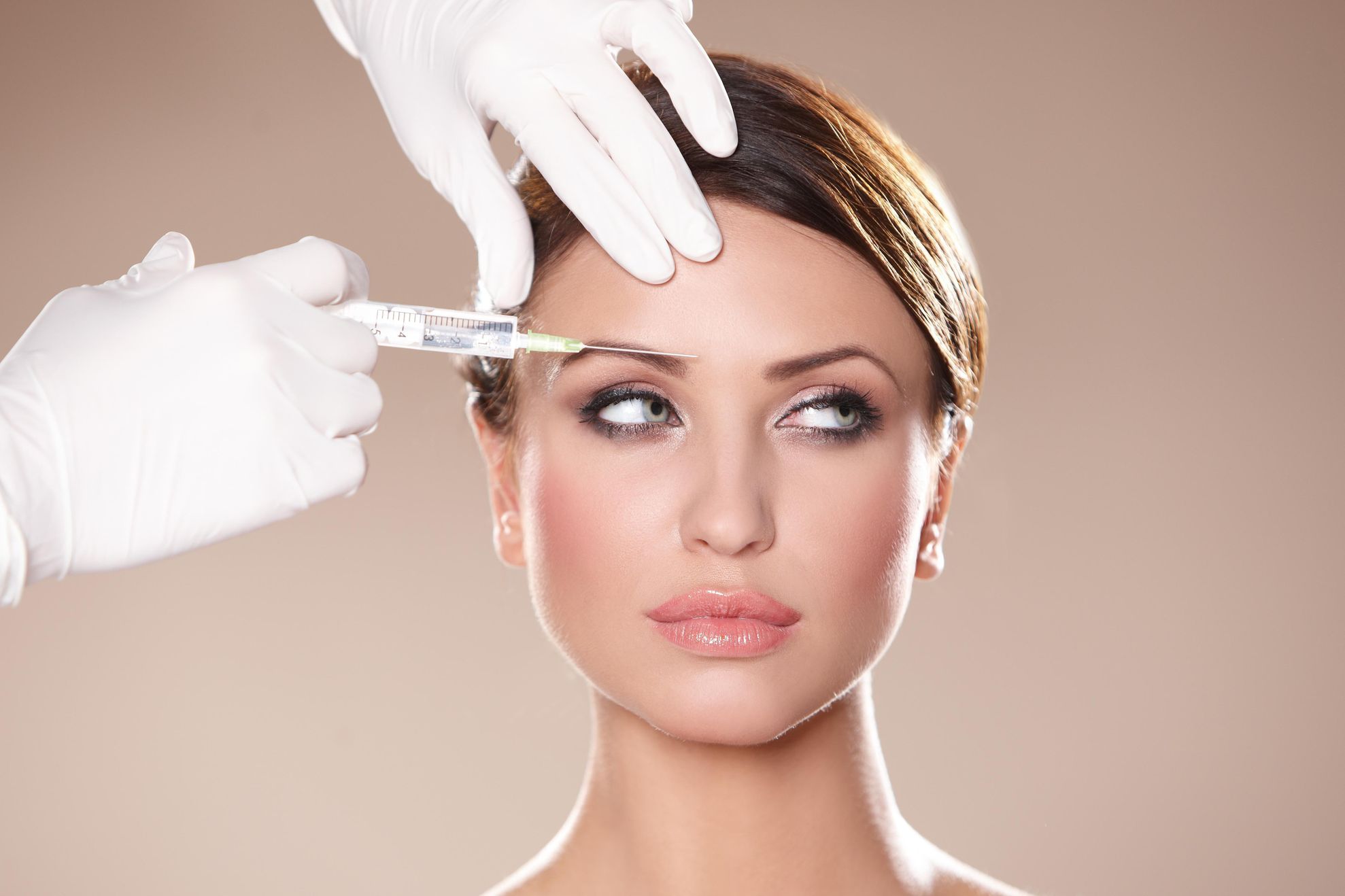 Femeie prinsă încercând să introducă ilegal în Republica Moldova sute de seringi şi flacoane cu botox