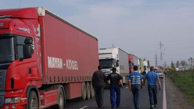 Peste 21.000 de autobuze şi camioane, verificate de poliţişti. 6.134 de sancţiuni, aplicate