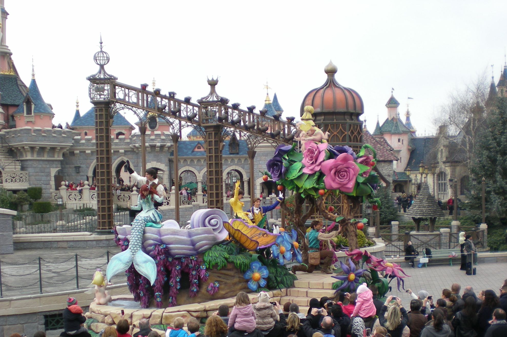 Un hotel din parcul Disneyland de lângă Paris a fost evacuat în urma unei alerte 