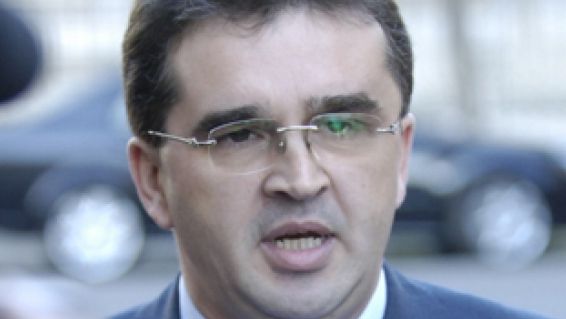 Oprişan face apel la Ministerul Public ca aleşii să nu mai fie plimbaţi în cătuşe la televizor