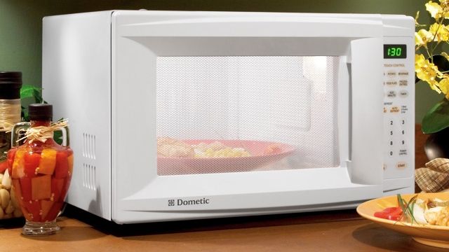 Ce rişti dacă mănânci produse decongelate la cuptorul cu microunde 