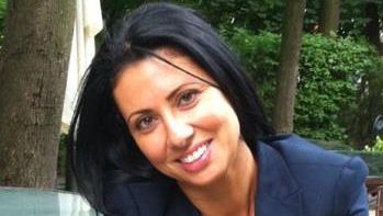 Mama Antoniei şi-a găsit un job de vânzătoare 
