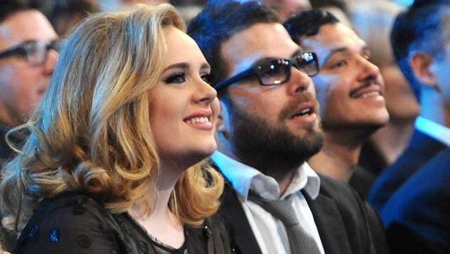 Adele s-a DESPĂRŢIT de iubitul său. Cei doi sunt părinţii unui băieţel de 2 ani