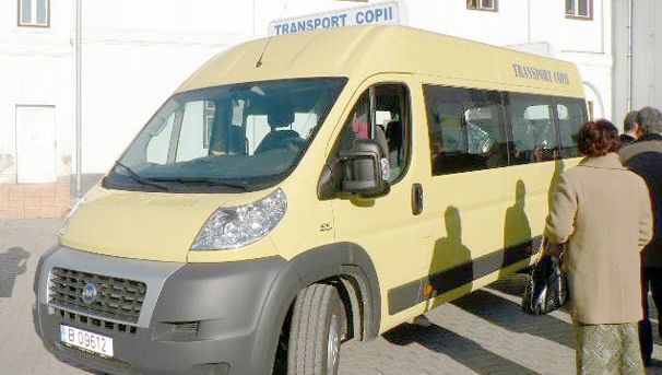 Condiţii INUMANE. Pasagerii unui microbuz, transportaţi în bătaie de joc