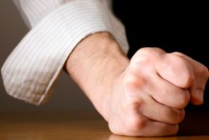 Caz incredibil la Gura Șuții. Minoră de 13 ani găsită inconștientă, la marginea pădurii. Fusese agresată de tată.