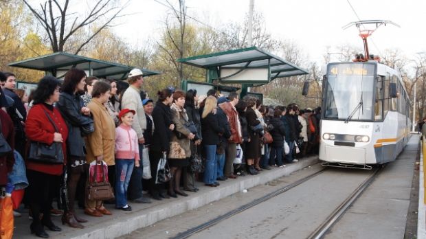 Accident în Capitală: linia tramvaiului 41, blocată de o maşină