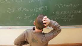 Elev în sala de curs/Arhivă foto