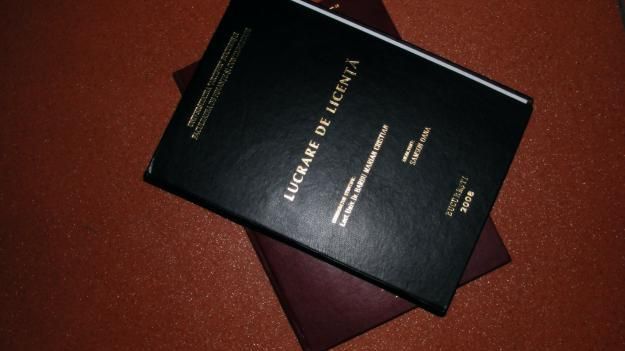 Închisoare cu executare pentru o profesoară, după ce le-a vândut studenţilor lucrări de licenţă