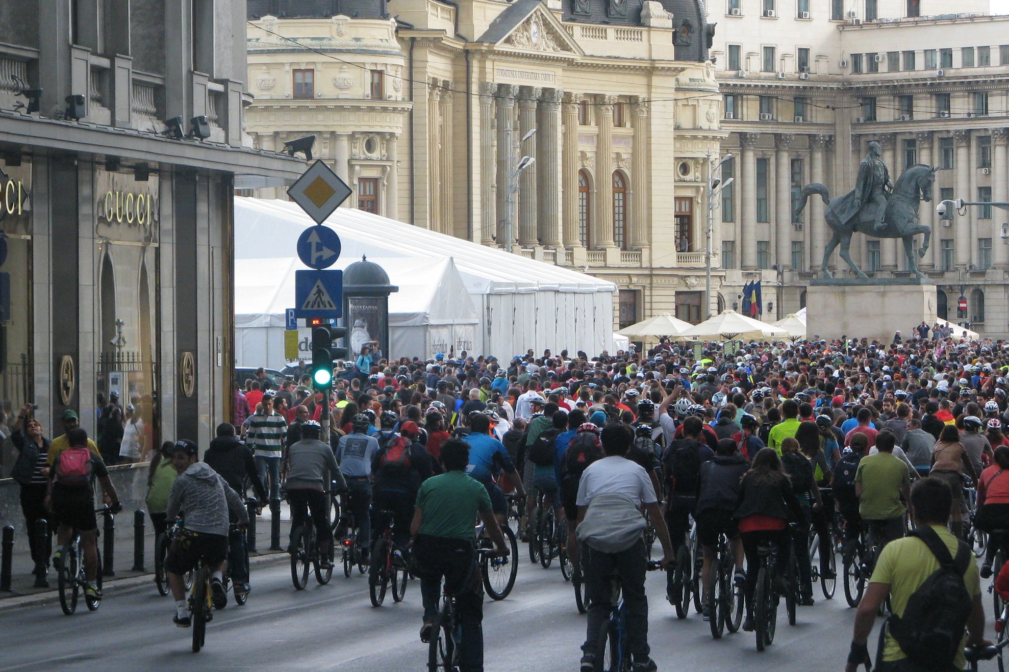 Pista de biciclete de pe Calea Victoriei, inaugurată chiar înainte de marșul bicicliștilor