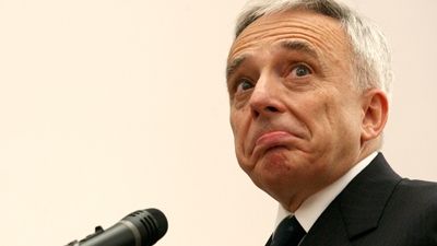 CURS BNR. Pe cine vrea Isărescu să penalizeze lăsând cursul să urce la 4,55 lei/euro?