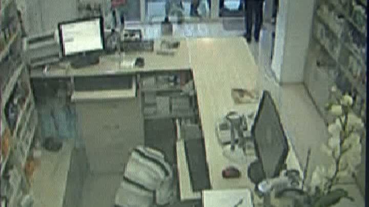 Furt într-o farmacie, surprins de camerele de supraveghere 