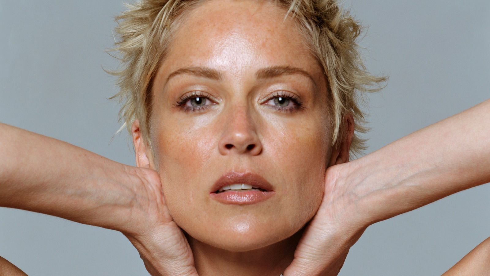 Sharon Stone, trup şi suflet. Un pictorial nud, ca în vremurile tinereţii ei 