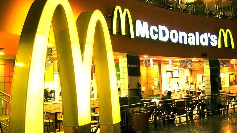 Ce a DESCOPERIT un client în ÎNGHEŢATA cumpărată de la McDonald's: "Trebuie să plătesc în plus?"