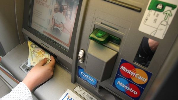 Ce trebuie să faci dacă BANCOMATUL îţi dă mai puţini bani