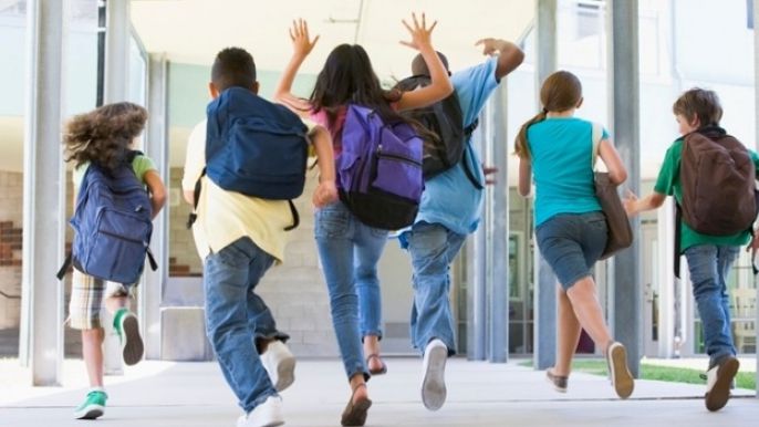 ONG-uri cer educaţie sexuală în şcoli. Câte fete sub 15 ani devin mame în România?
