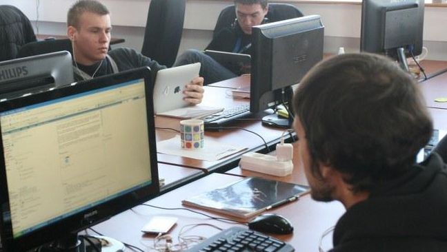 Unde te poţi angaja în ţară pe salarii între 500 şi 2500 de euro