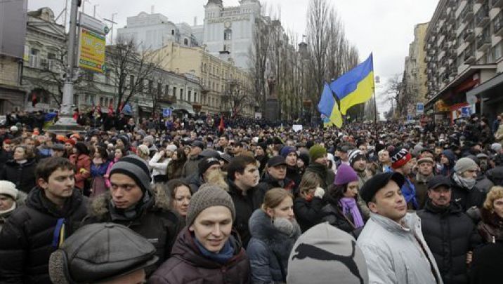 PROTEST KIEV:200.000 de persoane, în stradă, faţă de noile legi represive. CIOCNIRI VIOLENTE - VIDEO
