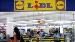 DERAPAJ al magazinului LIDL: vindea apă minerală FALSĂ. Peste 100.000 de litri de apă, RETRAŞI- FOTO