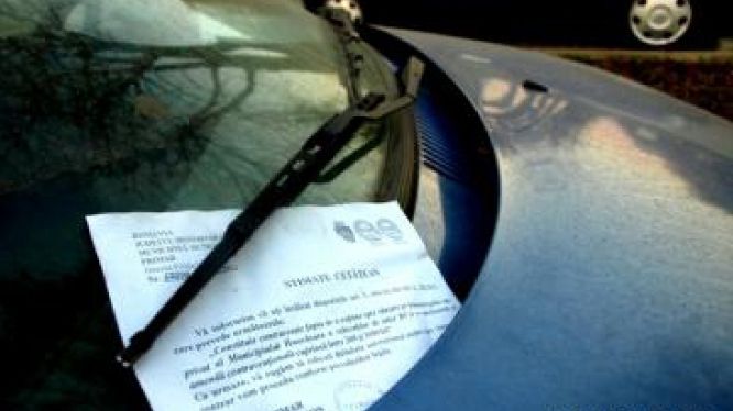Situaţie absurdă. Un şofer are maşina blocată, deşi a plătit parcarea. Cum a fost posibil?