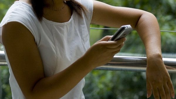 I-a trimis soţului un SMS destinat amantului. Ce s-a întâmplat mai apoi a ÎNGROZIT întreaga familie