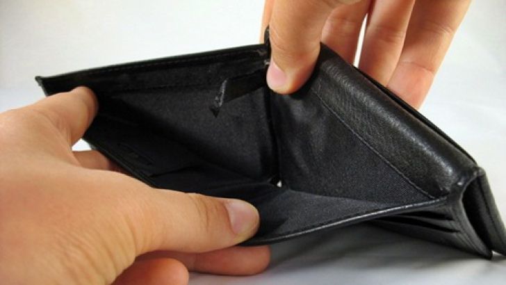 O tânără săracă a găsit un portofel pe stradă pe care l-a returnat proprietarului 