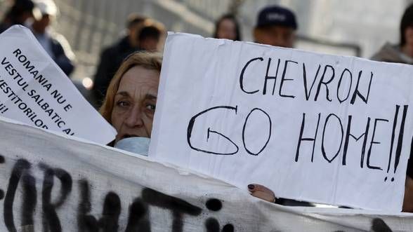 Peste 100 de persoane au protestat în Piaţa Civică din Vaslui faţă de explorarea gazelor de şist