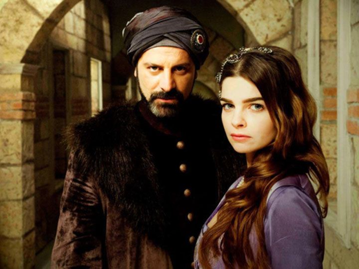 SULEYMAN MAGNIFICUL. Una dintre actriţe se pregăteşte de NUNTĂ