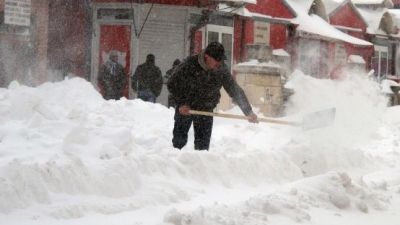 SITUAŢIE DRAMATICĂ ÎN BUZĂU. Deszăpezirea în comunele din judeţ ar putea fi făcută în trei zile 