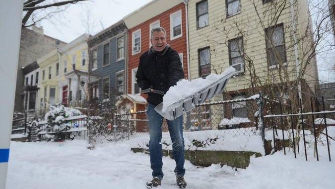 Ambasada SUA la Bucureşti, postând o imagine cu primarul din NY care curăţă zăpada: Şi la voi ninge?