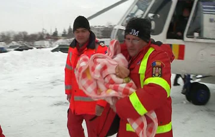 Doi bebeluşi, SALVAŢI CU ELICOPTERUL din nămeţi